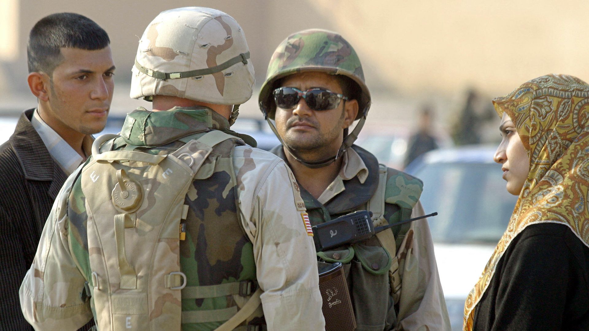 A US soldier speaks with a member of the Iraqi Civil Defense Corps (ICDC) during a monitored vehicle security search of vehicles in the town of Fallujah, 50 kms west of Baghdad, 04 January 2004 A US soldier speaks with a member of the Iraqi Civil Defense Corps (ICDC) during a monitored vehicle security search of vehicles in the town of Fallujah, 50 kms west of Baghdad, 04 January 2004 - Sputnik International, 1920, 10.10.2021