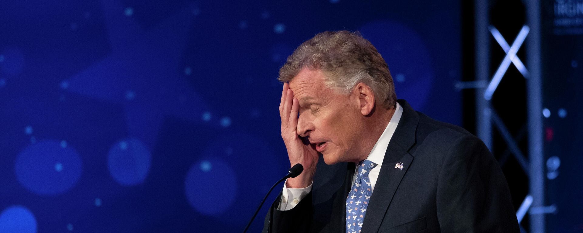 Virginia Democratic gubernatorial candidate and former Gov. Terry McAuliffe participates with his Republican challenger, Glenn Youngkin, in a debate at Northern Virginia Community College, in Alexandria, Va., Tuesday, Sept. 28, 2021. - Sputnik International, 1920, 06.12.2021