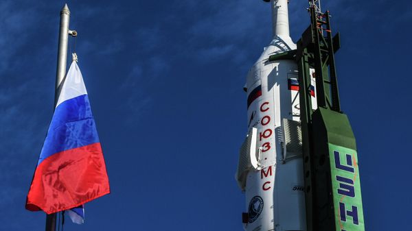 Towing of the launch vehicle from the Soyuz MS-19 TPK to the launch pad - Sputnik International