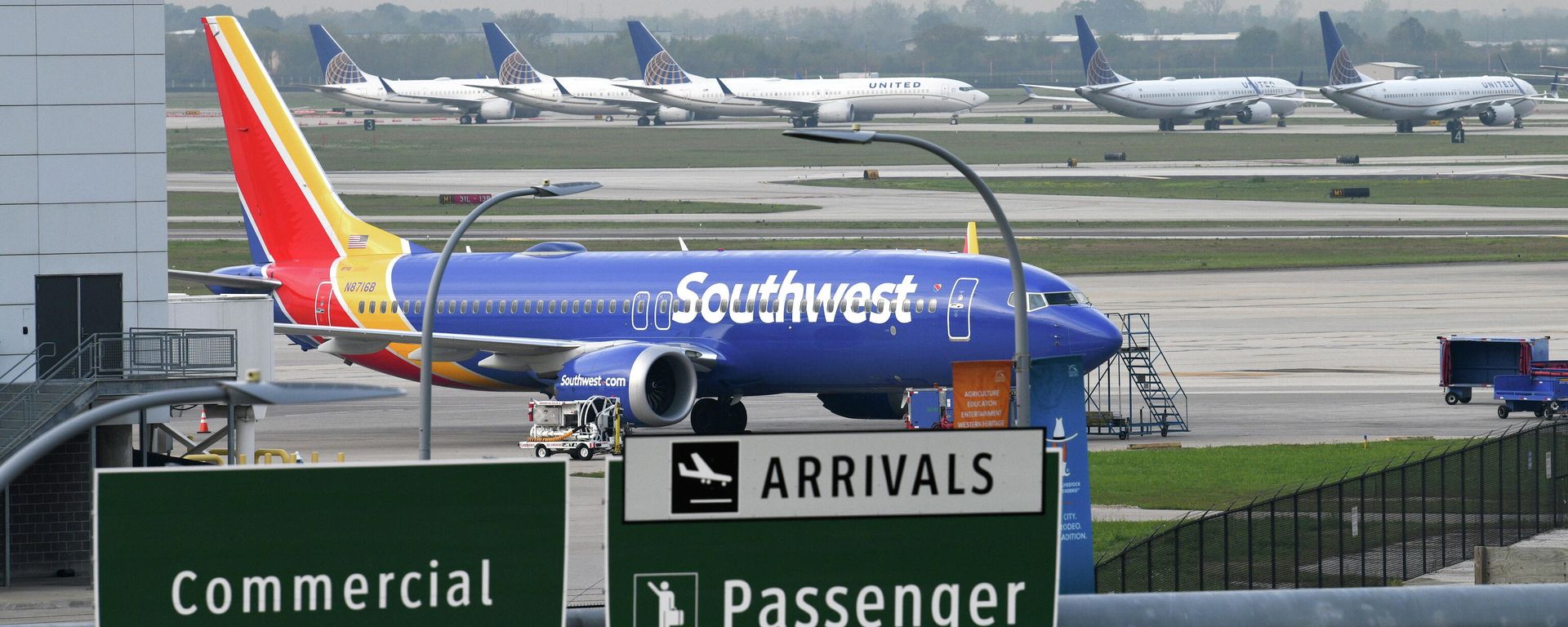 FILE PHOTO: A Southwest Airlines Boeing 737 MAX 8 aircraft is pictured in front of United Airlines planes, including Boeing 737 MAX 9 models, at William P. Hobby Airport in Houston FILE PHOTO: A Southwest Airlines Boeing 737 MAX 8 aircraft is pictured in front of United Airlines planes, including Boeing 737 MAX 9 models, at William P. Hobby Airport in Houston - Sputnik International, 1920, 11.10.2021
