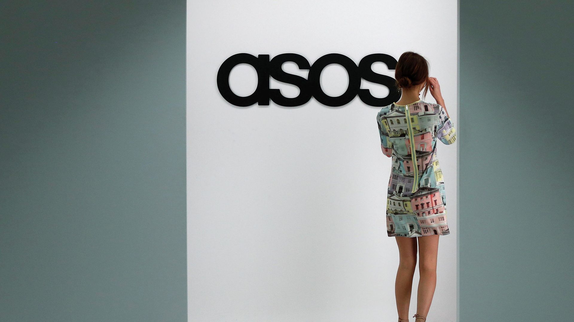 : A model walks on an in-house catwalk at the headquarters of British online fashion retailer ASOS in London, Britain, April 1, 2014 : A model walks on an in-house catwalk at the headquarters of British online fashion retailer ASOS in London, Britain, April 1, 2014 - Sputnik International, 1920, 11.10.2021