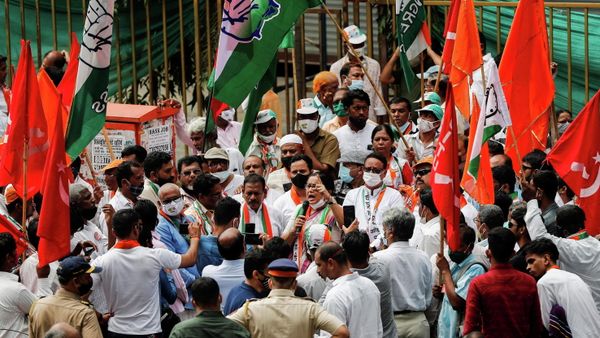 Supporters of opposition political parties shout slogans during a Maharashtra statewide strike, after people were killed when a car linked to a federal minister ran over farmers protesting against controversial farm laws in the Uttar Pradesh state earlier this month, on a street in Mumbai, India October 11, 2021 - Sputnik International