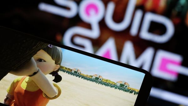 The Netflix series Squid Game is played on a mobile phone in this picture illustration taken September 30, 2021. - Sputnik International