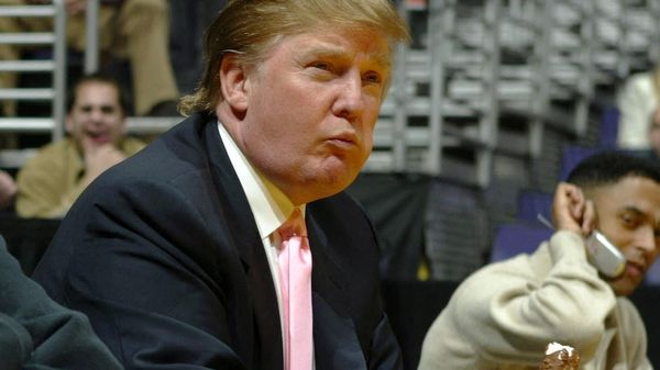 Donald Trump eats a Ben and Jerry's ice cream bar as he watches the Los Angeles Lakers game against the Cleveland Cavaliers  - Sputnik International