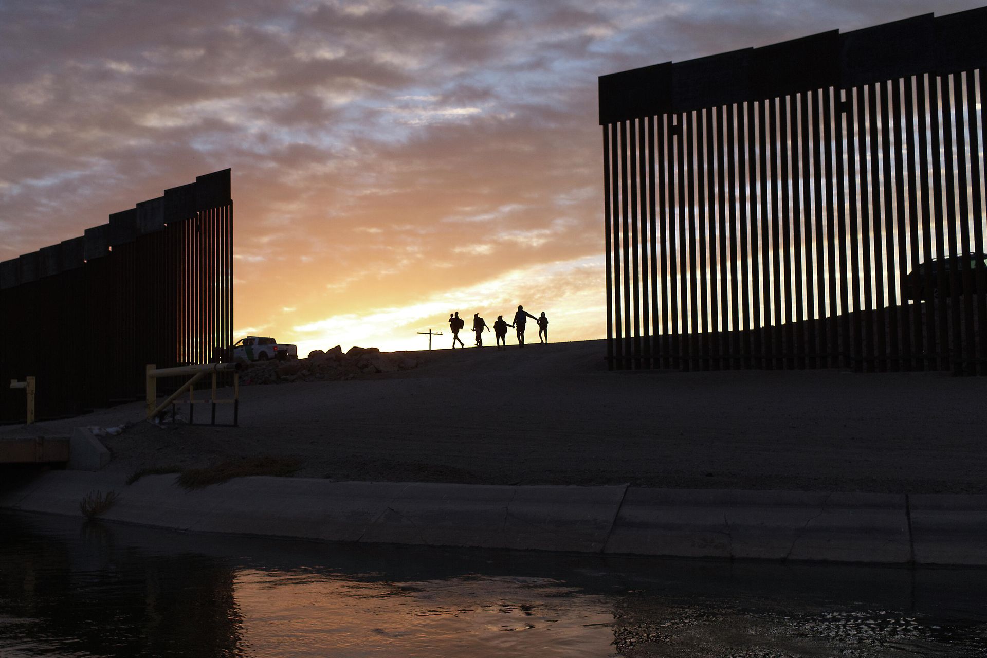In this Thursday, June 10, 2021, file photo, a pair of migrant families from Brazil pass through a gap in the border wall to reach the United States after crossing from Mexico to Yuma, Ariz., to seek asylum. - Sputnik International, 1920, 30.10.2021