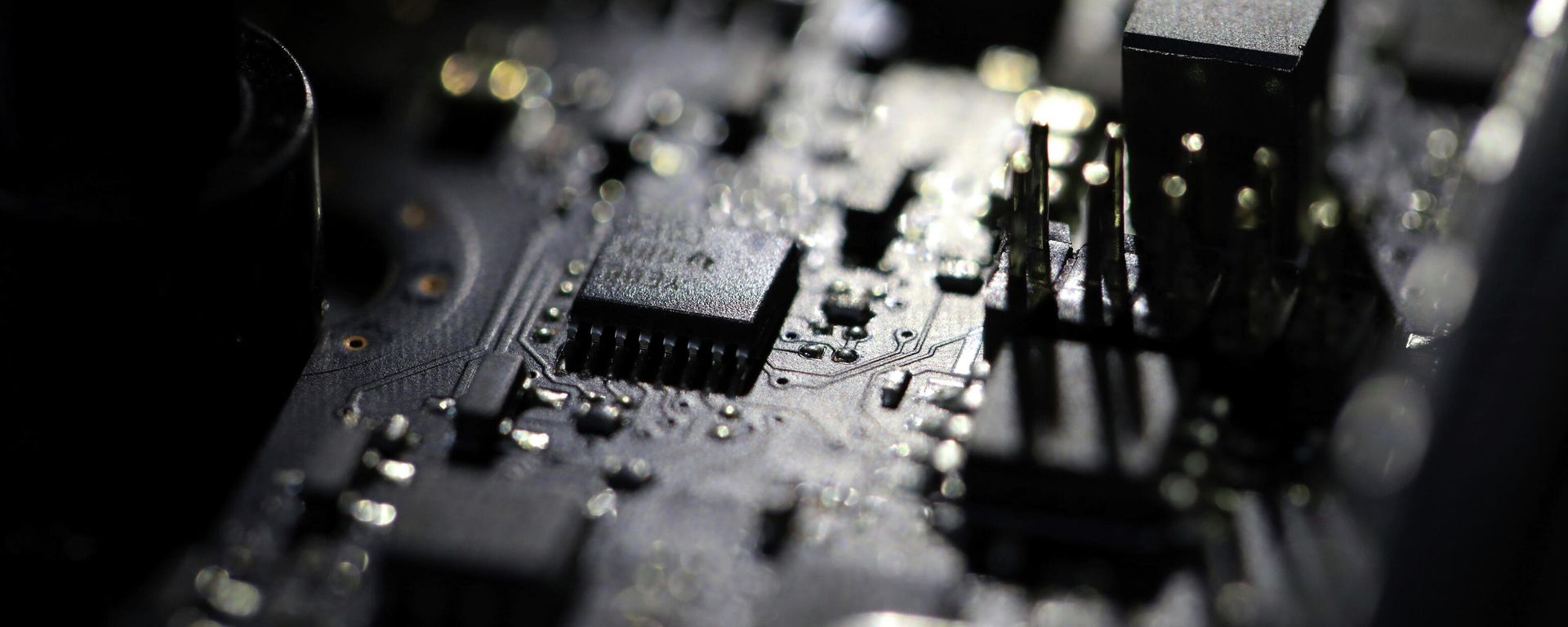 This Feb 23, 2019, file photo shows the inside of a computer. Three former U.S. intelligence and military operatives have agreed to pay nearly $1.7 million to resolve criminal charges that they provided sophisticated hacking technology to the United Arab Emirates. This Feb 23, 2019, file photo shows the inside of a computer. Three former U.S. intelligence and military operatives have agreed to pay nearly $1.7 million to resolve criminal charges that they provided sophisticated hacking technology to the United Arab Emirates. - Sputnik International, 1920, 12.10.2021