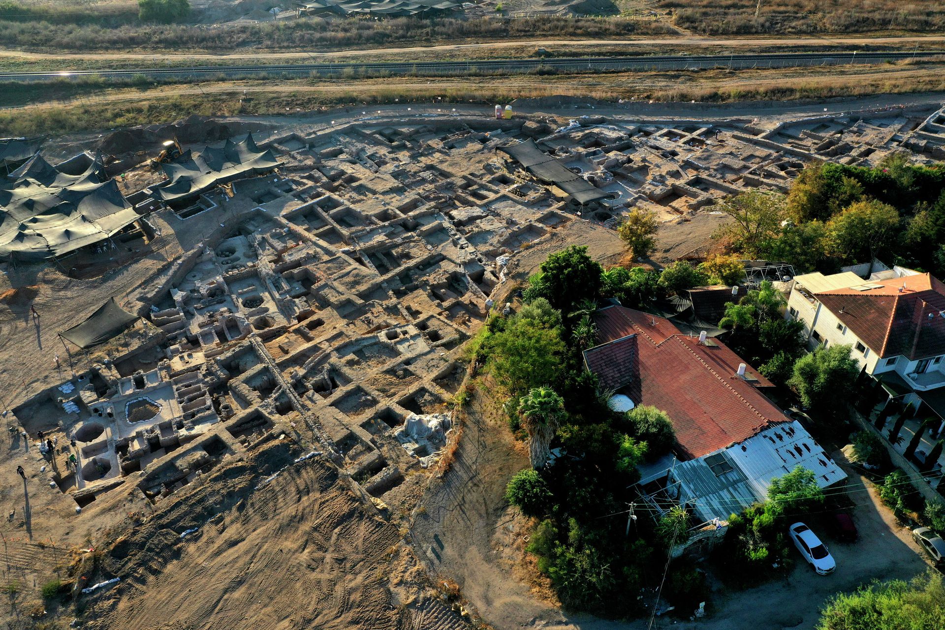 This picture taken on October 11, 2021 in Israel's central city of Yavne shows a general aerial view of the Tel Yavne excavation site, where a massive wine production facility was discovered, the largest such complex of winepresses known from the Byzantine Period. This picture taken on October 11, 2021 in Israel's central city of Yavne shows a general aerial view of the Tel Yavne excavation site, where a massive wine production facility was discovered, the largest such complex of winepresses known from the Byzantine Period. - Sputnik International, 1920, 12.10.2021