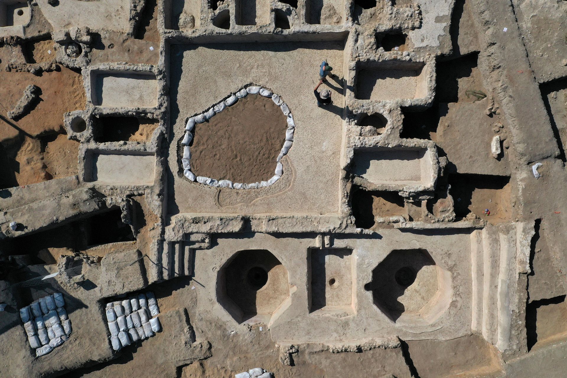 This picture taken on October 10, 2021 in Israel's central city of Yavne shows an aerial view of a winepress at the Tel Yavne excavation site, where a massive wine production facility was discovered, the largest such complex of winepresses known from the Byzantine Period. This picture taken on October 10, 2021 in Israel's central city of Yavne shows an aerial view of a winepress at the Tel Yavne excavation site, where a massive wine production facility was discovered, the largest such complex of winepresses known from the Byzantine Period. - Sputnik International, 1920, 12.10.2021