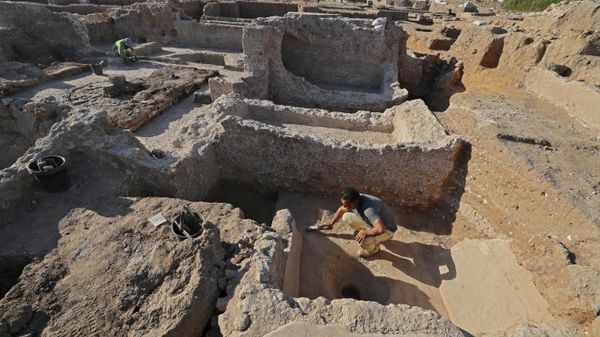 Archaeologists and technicians of the Israel Antiquities Authority excavate at the Tel Yavne site in central Israel on October 11, 2021, where a massive wine production facility was discovered, the largest such complex of winepresses known from the Byzantine Period. - Sputnik International