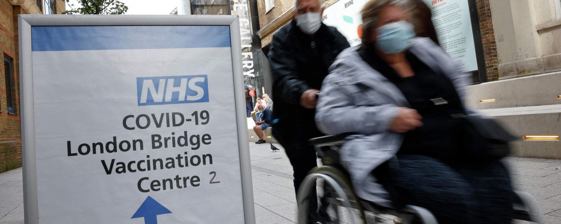 People pass signs indicating the entrance to the London Bridge Vaccination Centre in London on August 9, 2021 People pass signs indicating the entrance to the London Bridge Vaccination Centre in London on August 9, 2021 - Sputnik International, 1920, 12.10.2021