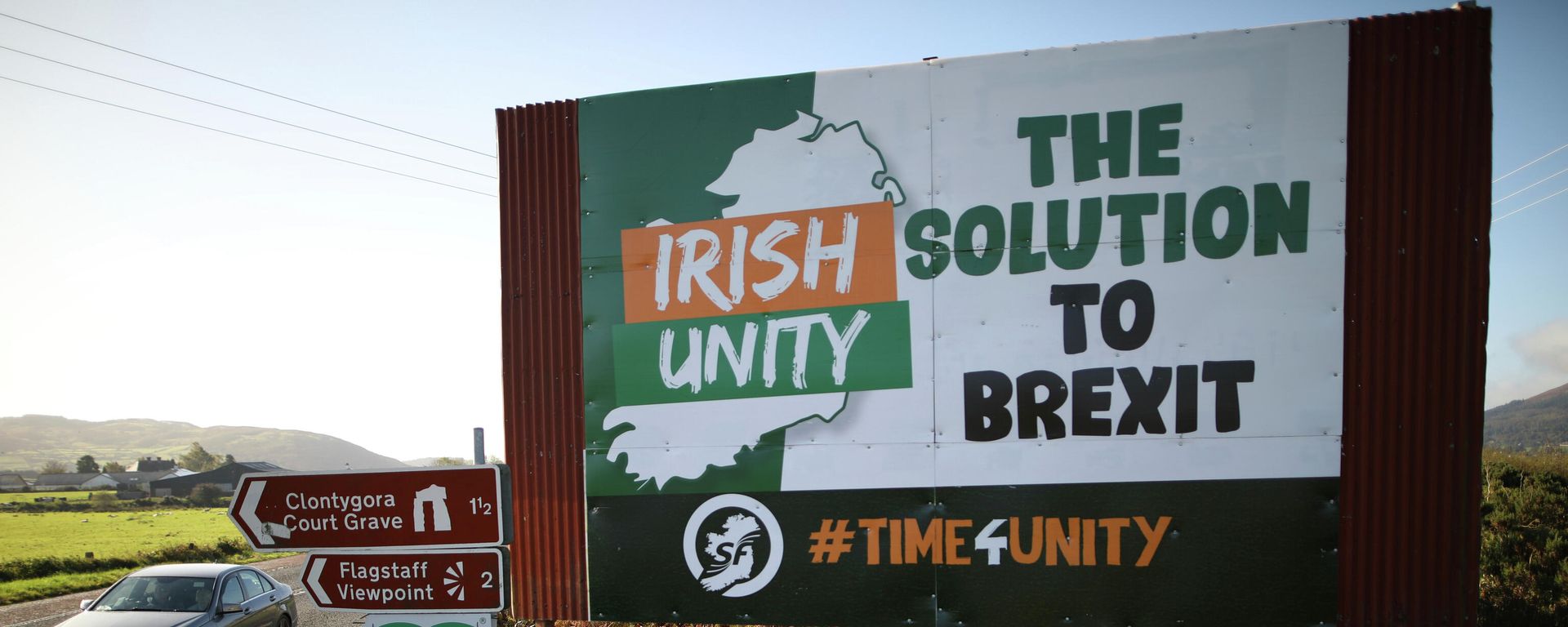 FILE - In this Wednesday Oct. 16, 2019 file photo motorists pass along the old Belfast to Dublin road close to the Irish border in Newry, Northern Ireland - Sputnik International, 1920, 19.05.2022