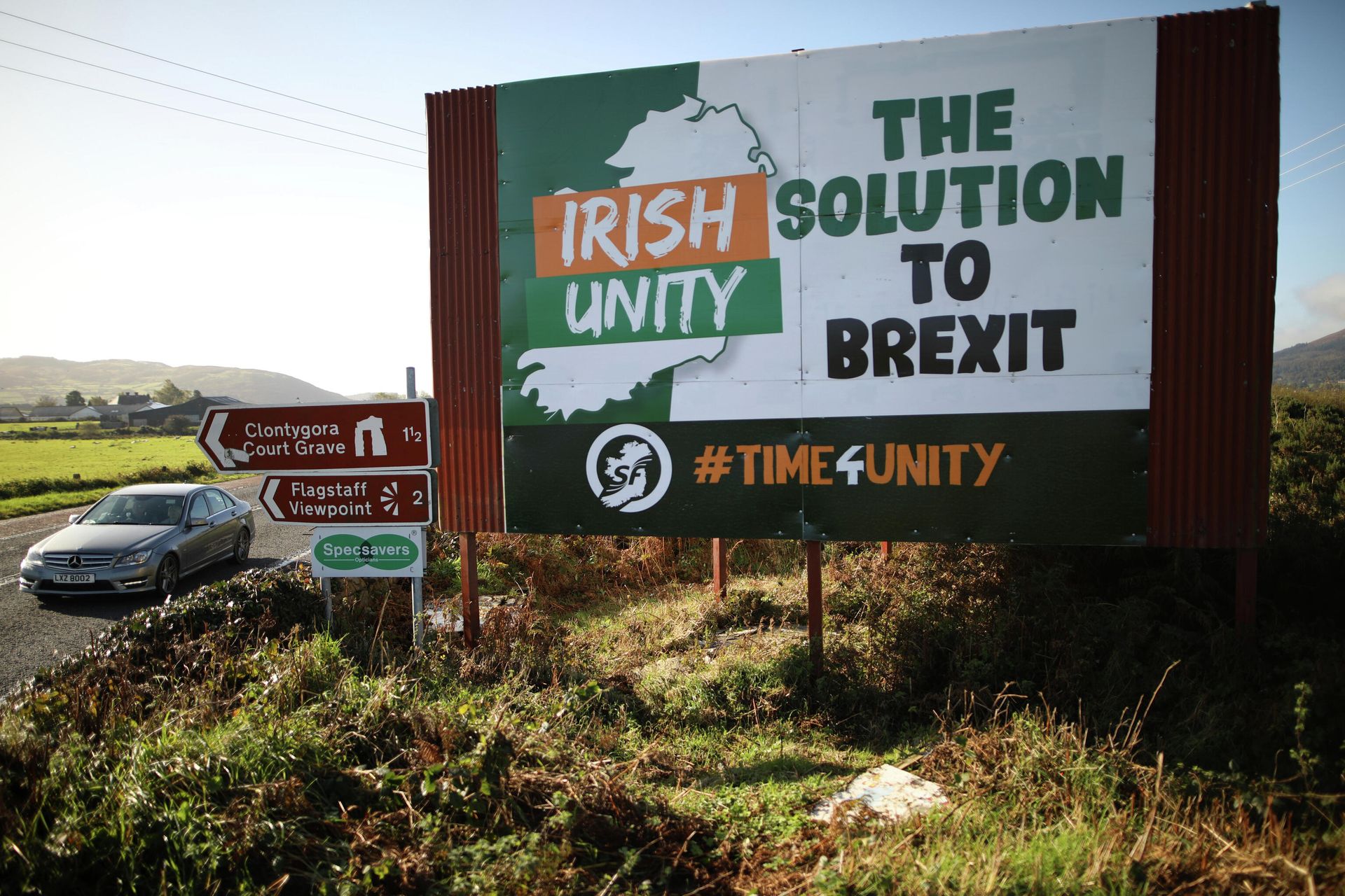 FILE - In this Wednesday Oct. 16, 2019 file photo motorists pass along the old Belfast to Dublin road close to the Irish border in Newry, Northern Ireland - Sputnik International, 1920, 10.05.2022