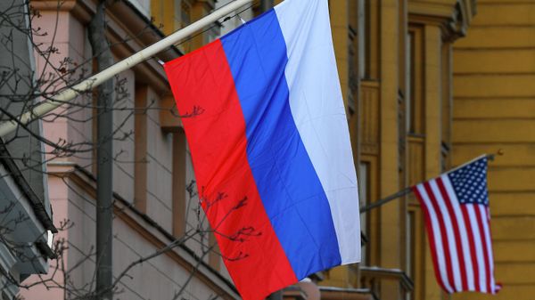 Flags of Russia and the United States at the American Embassy in Moscow. - Sputnik International