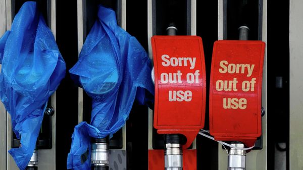 FILE - In this Sept. 30, 2021, file photo, fuel pumps are marked out of use at a petrol station in London. Britain is experiencing empty gas pumps, worker shortages and gaps on store shelves - Sputnik International