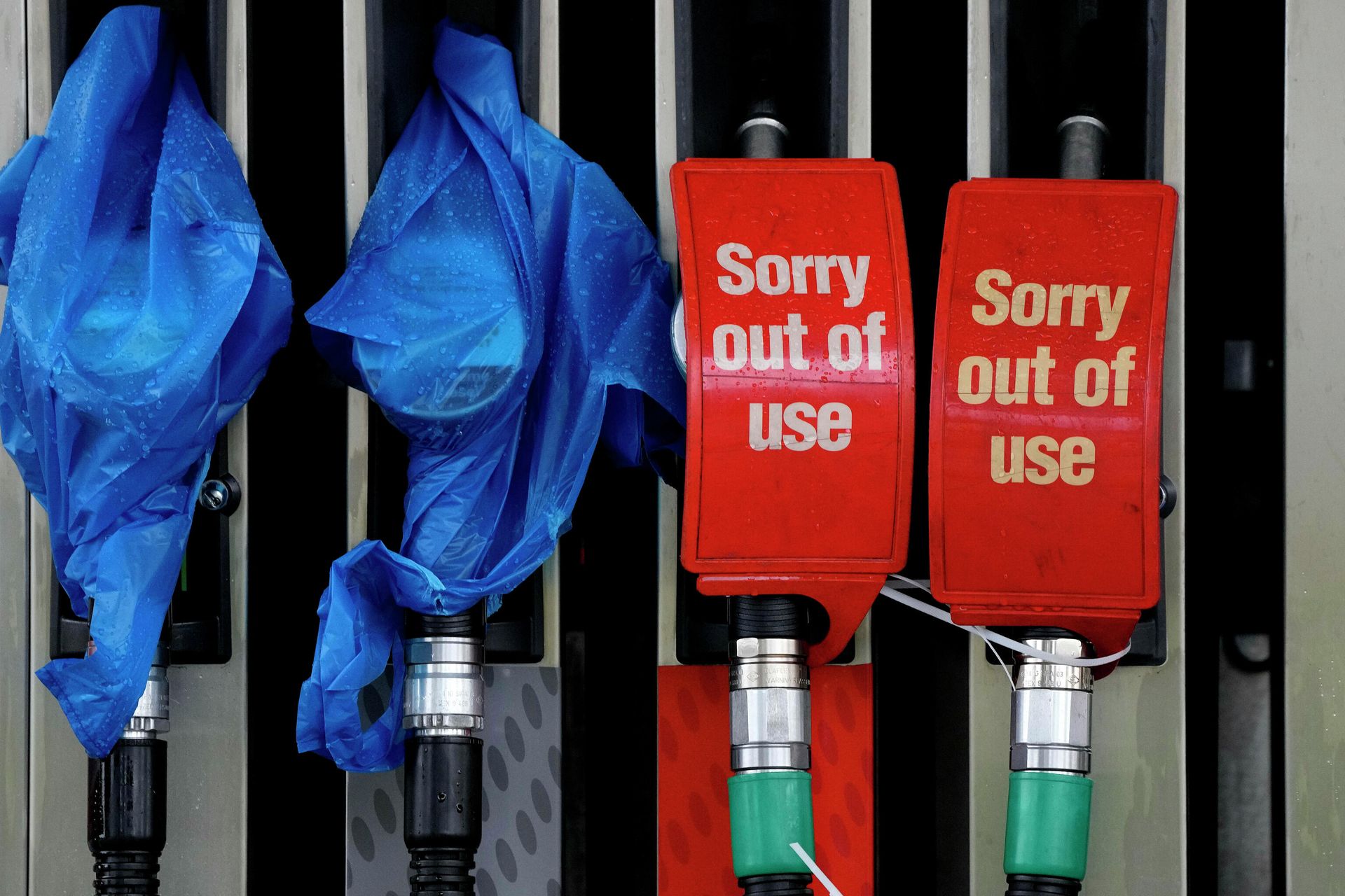 FILE - In this Sept. 30, 2021, file photo, fuel pumps are marked out of use at a petrol station in London. Britain is experiencing empty gas pumps, worker shortages and gaps on store shelves FILE - In this Sept. 30, 2021, file photo, fuel pumps are marked out of use at a petrol station in London. Britain is experiencing empty gas pumps, worker shortages and gaps on store shelves - Sputnik International, 1920, 23.10.2021