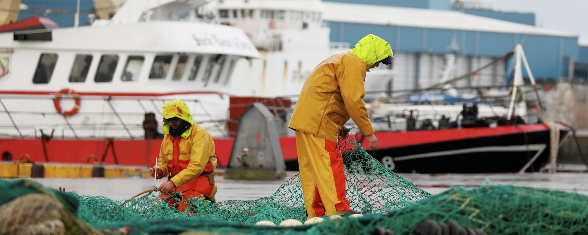 French fishermen repair their nets at Boulogne-sur-Mer after Britain and the European Union brokered a last-minute post-Brexit trade deal, northern France, December 28, 2020 French fishermen repair their nets at Boulogne-sur-Mer after Britain and the European Union brokered a last-minute post-Brexit trade deal, northern France, December 28, 2020 - Sputnik International, 1920, 12.10.2021