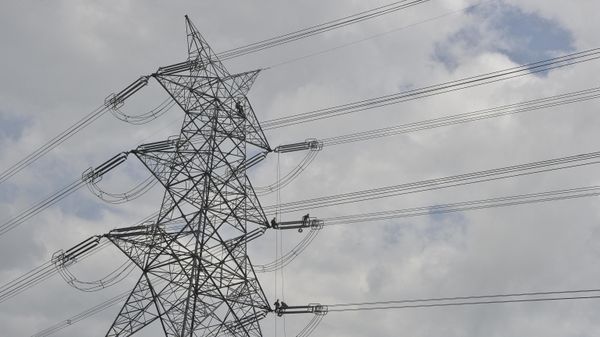 Indian workers install a new electric pole for power lines on the outskirts of Siliguri on July 16, 2018.  - Sputnik International