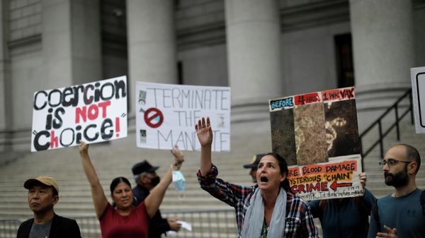 A woman screams as people and teachers protest against New York City mandated vaccines against the coronavirus disease (COVID-19) in front of the United States Court in Manhattan in New York City, New York, U.S., October 12, 2021. REUTERS/Mike Segar - Sputnik International
