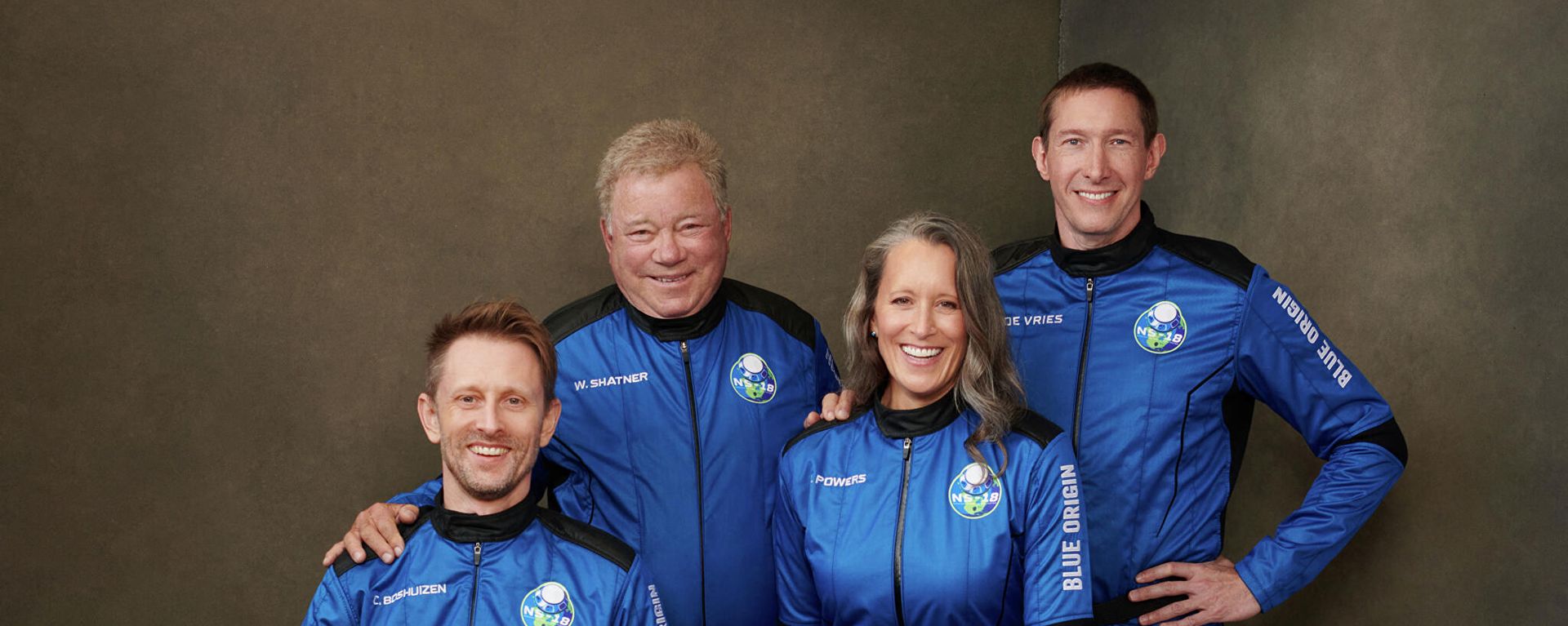 This handout photo released by Blue Origin Media shows the four member Blue Origin crew (from R) Glen de Vries, Audrey Powers, Canadian actor William Shatner and Chris Boshuizen posing at an undisclosed location on October 10, 2021. - Blue Origin announced on October 10 that it was delaying its flight set to carry actor William Shatner to space due to anticipated winds. This handout photo released by Blue Origin Media shows the four member Blue Origin crew (from R) Glen de Vries, Audrey Powers, Canadian actor William Shatner and Chris Boshuizen posing at an undisclosed location on October 10, 2021. - Blue Origin announced on October 10 that it was delaying its flight set to carry actor William Shatner to space due to anticipated winds. - Sputnik International, 1920, 13.10.2021