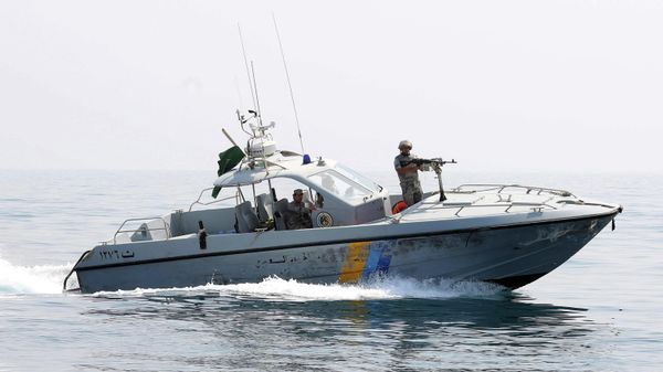 Members of Saudi border guard patrol the area surrounding of the Ashiq island, in the southern Jizan province near the border with Yemen on April 1, 2015. - Sputnik International