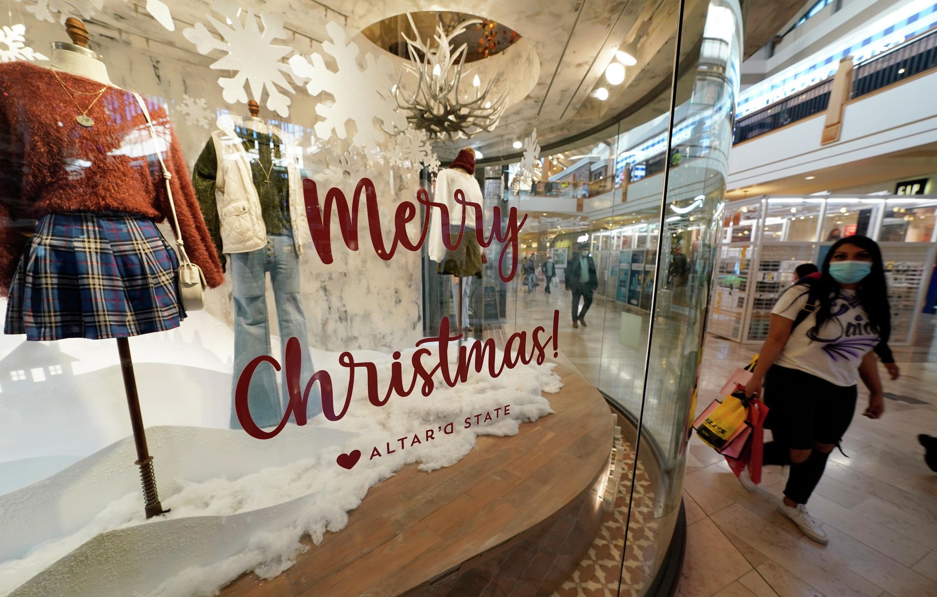 Last-minute shoppers wear face masks as they search for Christmas Eve deals in Park Meadows Mall late Thursday, Dec. 24, 2020, in Lone Tree, Colo. Last-minute shoppers wear face masks as they search for Christmas Eve deals in Park Meadows Mall late Thursday, Dec. 24, 2020, in Lone Tree, Colo. - Sputnik International, 1920, 30.11.2021