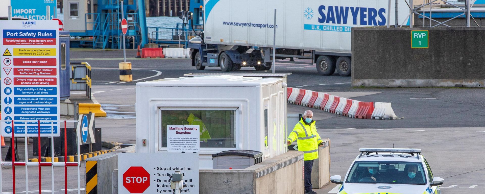 Police and officials patrol as truckers carrying freight from Scotland disembark a ferry at the Port of Larne in County Antrim, Northern Ireland on January 1, 2021, as a new trade border between Northern Ireland and the rest of the UK began operating at 23:00 GMT on December 31, 2020. - Sputnik International, 1920, 13.10.2021