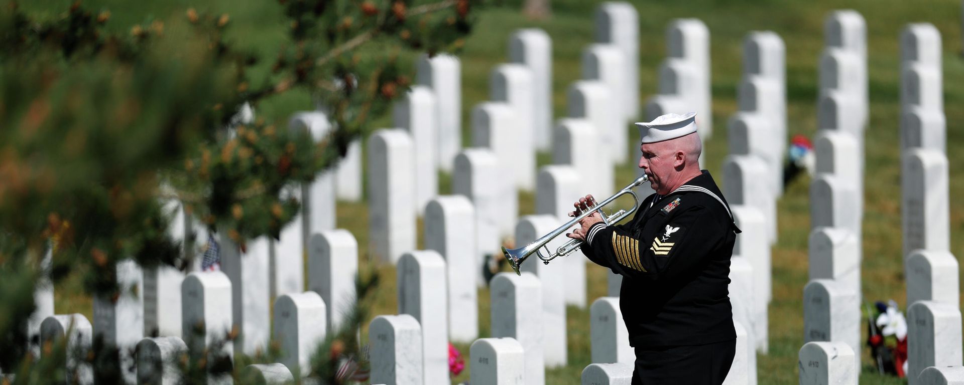 Retired U.S. Navy Yeoman First Class Mark Stallins plays Taps for Memorial Day at a gravesite in Fort Logan National Cemetery Monday, May 25, 2020, in Sheridan, Colo. Retired U.S. Navy Yeoman First Class Mark Stallins plays Taps for Memorial Day at a gravesite in Fort Logan National Cemetery Monday, May 25, 2020, in Sheridan, Colo. - Sputnik International, 1920, 14.10.2021