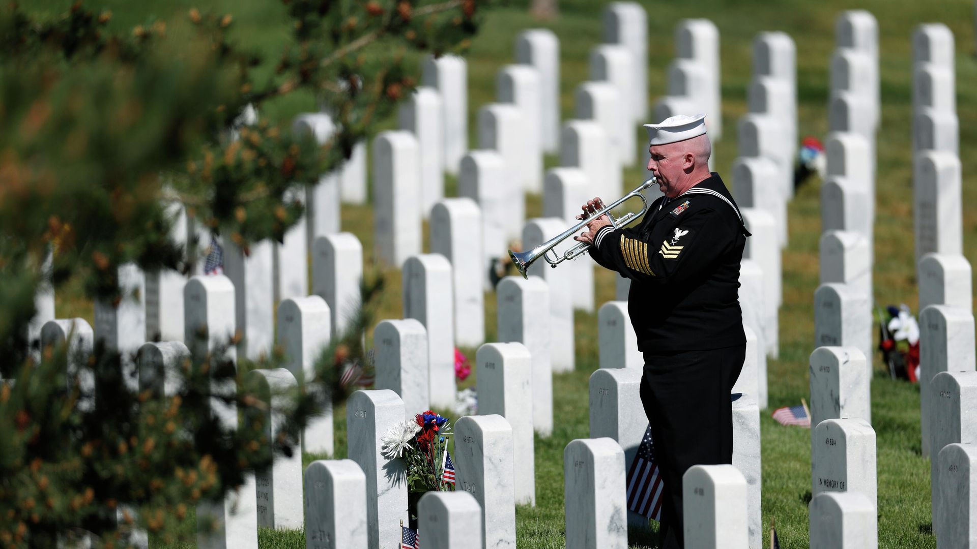 Retired U.S. Navy Yeoman First Class Mark Stallins plays Taps for Memorial Day at a gravesite in Fort Logan National Cemetery Monday, May 25, 2020, in Sheridan, Colo. Retired U.S. Navy Yeoman First Class Mark Stallins plays Taps for Memorial Day at a gravesite in Fort Logan National Cemetery Monday, May 25, 2020, in Sheridan, Colo. - Sputnik International, 1920, 14.10.2021