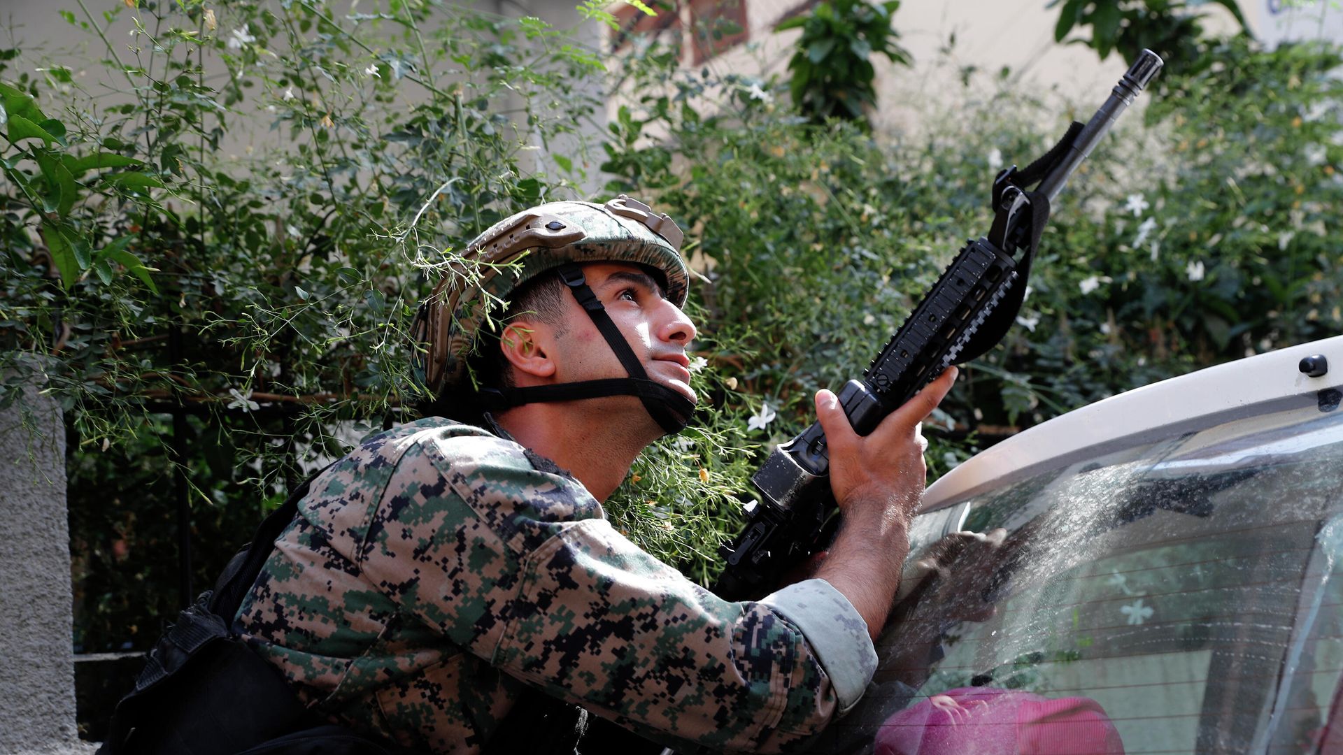 Lebanese security forces react to gunfire during a protest in Beirut, Lebanon, Thursday, Oct. 14, 2021 Lebanese security forces react to gunfire during a protest in Beirut, Lebanon, Thursday, Oct. 14, 2021 - Sputnik International, 1920, 14.10.2021