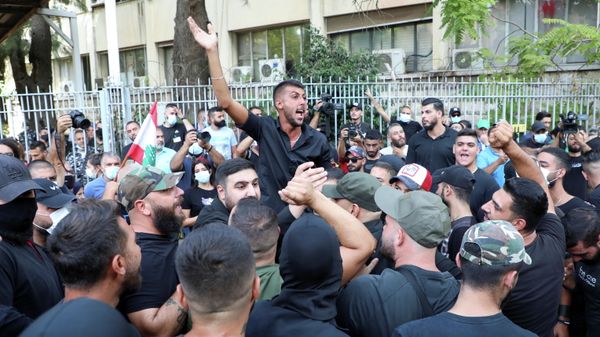 Supporters of Lebanese Shi'ite groups Hezbollah and Amal and the Christian Marada movement take part in a protest against Tarek Bitar, the lead judge of the port blast investigation, near the Justice Palace in Beirut, Lebanon October 14, 2021 - Sputnik International
