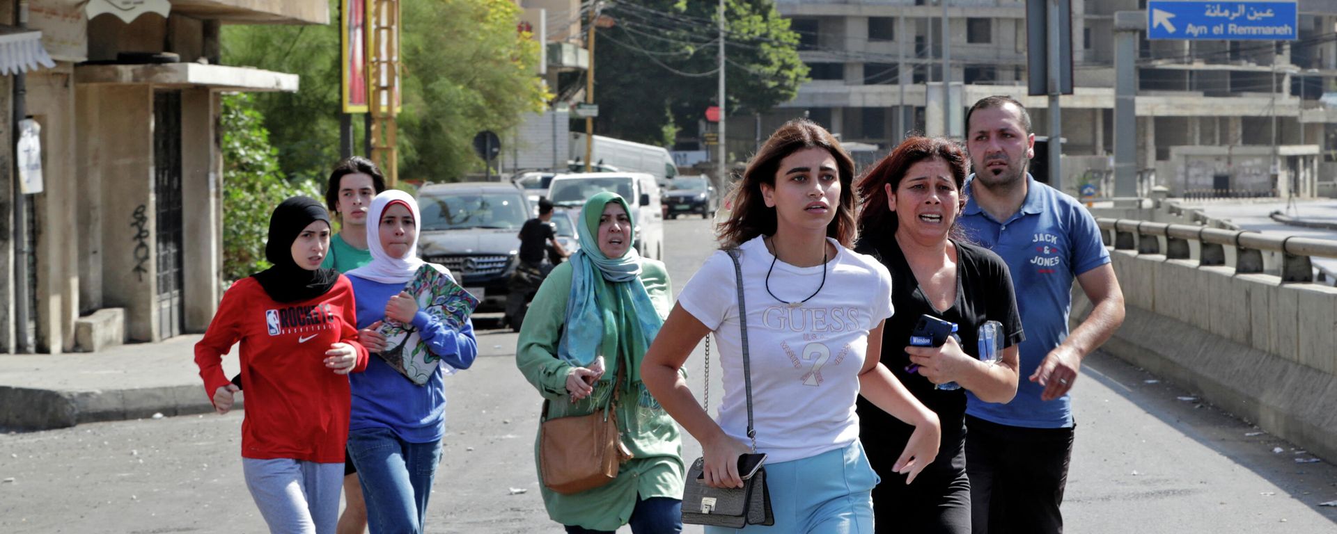 Civilians evacuate their homes during clashes in the area of Tayouneh, in the southern suburb of the capital Beirut on October 14, 2021, following a demonstration by supporters of Hezbollah and the Amal movement. - Sputnik International, 1920, 14.10.2021
