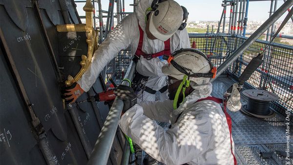 Workmen assess the roof of the Palace of Westminster - Sputnik International