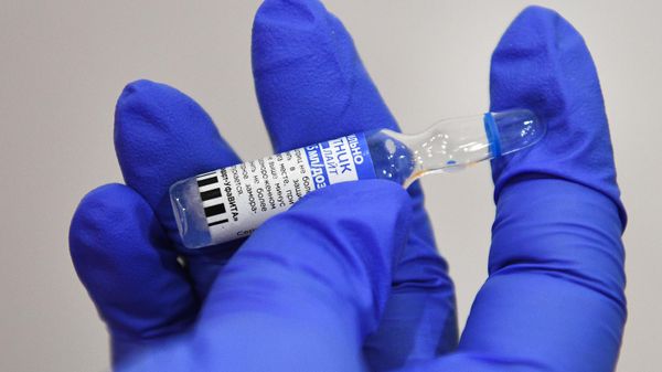 A medical worker prepares a syringe with the Sputnik Light vaccine against COVID-19 at the Laser Love clinic of hardware cosmetology, in Novosibirsk, Russia - Sputnik International