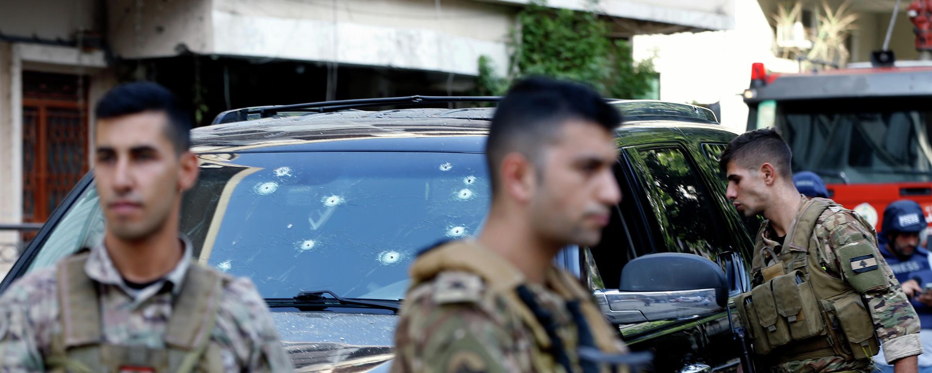 A Lebanese army soldier inspects a car with multiple bullet holes after deadly clashes erupted along a former 1975-90 civil war front-line between Muslim Shiite and Christian areas, in Ain el-Remaneh neighborhood, Beirut, Lebanon, Thursday, Oct. 14, 2021.  - Sputnik International, 1920, 14.10.2021
