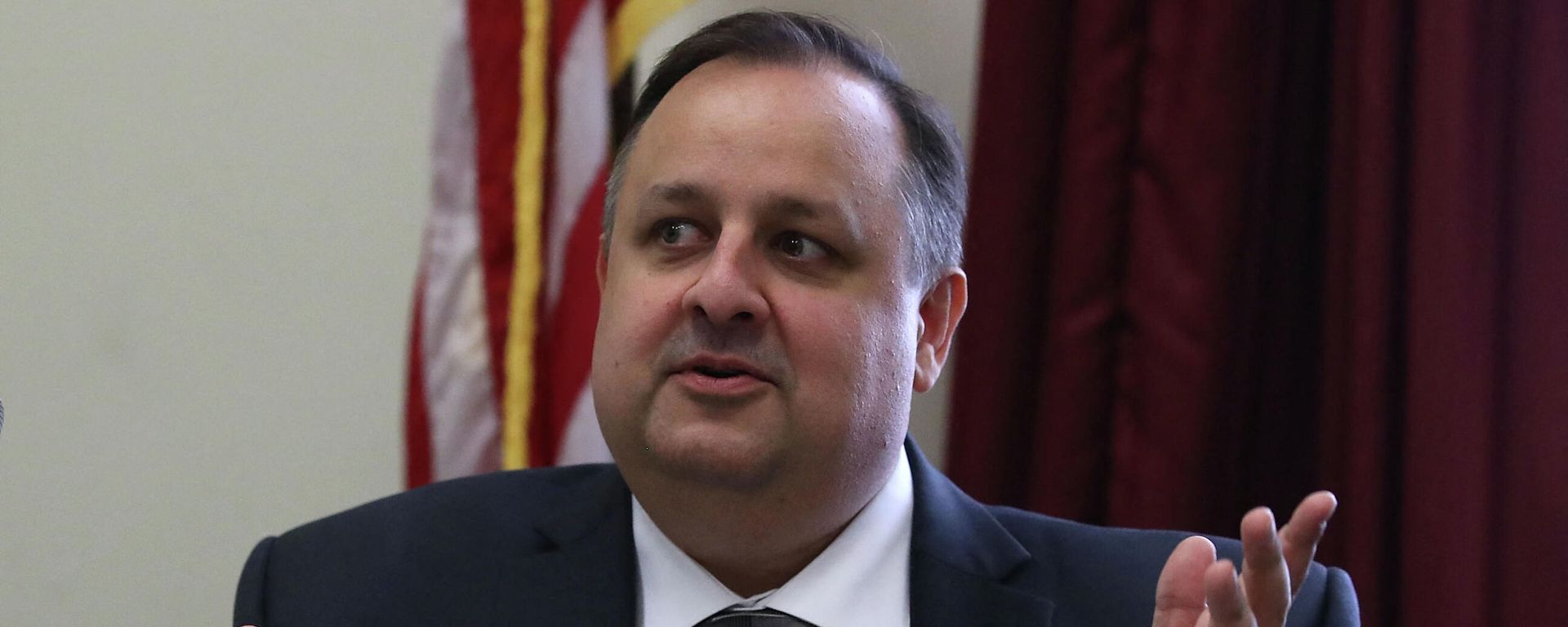 Walter Shaub, former director of the Office of Government Ethics, participates in a briefing on about President Trump's refusal to divest his businesses and the administration's delay in disclosing ethics waivers for appointees, on Capitol Hill November 1, 2017 in Washington, DC. Walter Shaub, former director of the Office of Government Ethics, participates in a briefing on about President Trump's refusal to divest his businesses and the administration's delay in disclosing ethics waivers for appointees, on Capitol Hill November 1, 2017 in Washington, DC. - Sputnik International, 1920, 14.10.2021