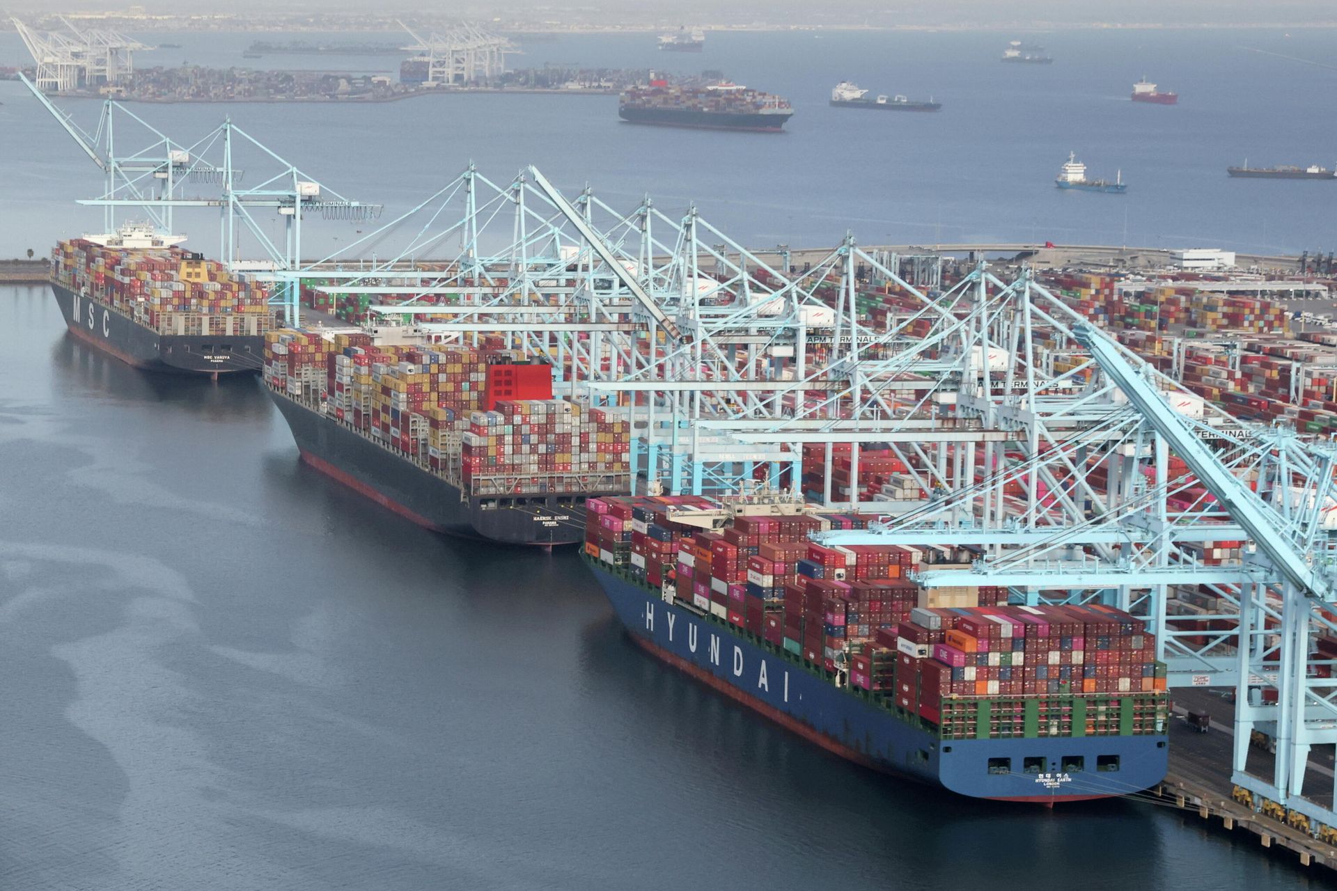 Shipping containers are unloaded from ships at a container terminal at the Port of Long Beach-Port of Los Angeles complex in Los Angeles, California, U.S., April 7, 2021. Shipping containers are unloaded from ships at a container terminal at the Port of Long Beach-Port of Los Angeles complex in Los Angeles, California, U.S., April 7, 2021. - Sputnik International, 1920, 15.10.2021