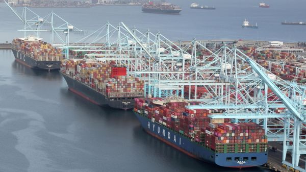 Shipping containers are unloaded from ships at a container terminal at the Port of Long Beach-Port of Los Angeles complex in Los Angeles, California, U.S., April 7, 2021. - Sputnik International