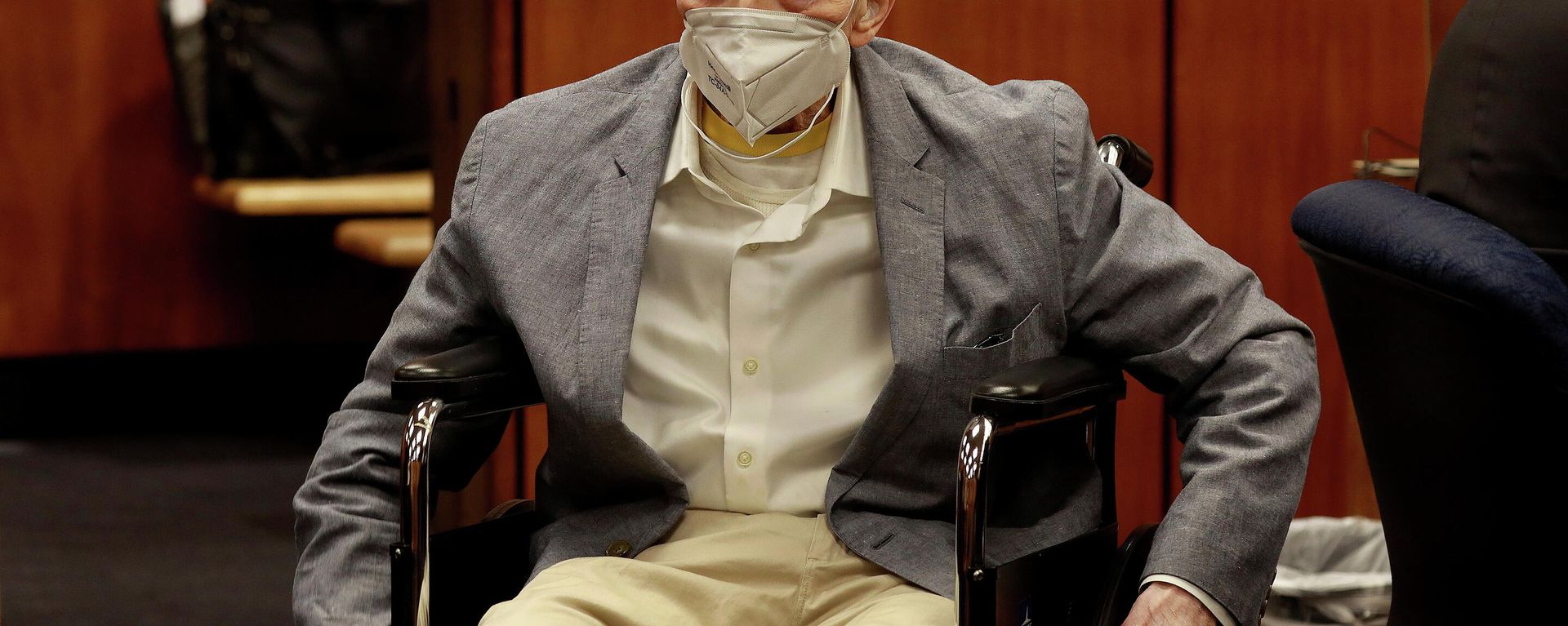 Robert Durst in his wheelchair looks at people in the courtroom as he appears in an Inglewood courtroom with his attorneys for closing arguments in his murder trial at the Inglewood Courthouse in California, U.S., September 8, 2021. - Sputnik International, 1920, 14.10.2021