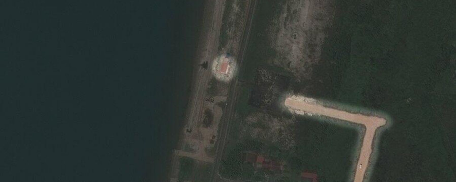 Over the course of August and September, three new buildings have gone up and a new road has been cleared at Cambodia's Ream Naval Base, where concerns over possible Chinese military access linger amid Beijing-backed construction Over the course of August and September, three new buildings have gone up and a new road has been cleared at Cambodia's Ream Naval Base, where concerns over possible Chinese military access linger amid Beijing-backed construction - Sputnik International, 1920, 15.10.2021
