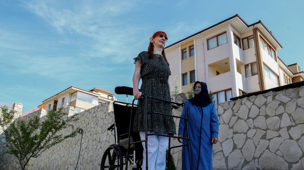 World's tallest woman Rumeysa Gelgi (215.16 cm) poses with her mother Safiye Gelgi during a news conference outside their home in Safranbolu, Karabuk province, Turkey, October 14, 2021.  - Sputnik International