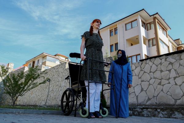 The world's tallest woman, Rumeysa Gelgi (215.16cm) poses with her mother Safiye Gelgi during a news conference outside their home in Safranbolu, Karabuk province, Turkey, on 14 October 2021. - Sputnik International