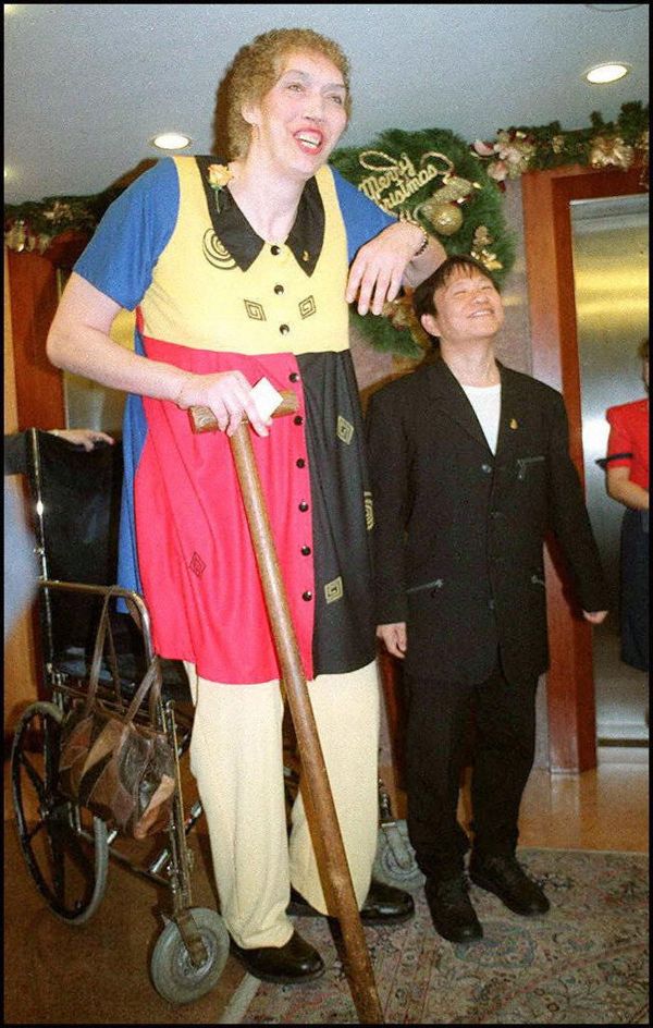 One of the world's tallest women, Sandy Allen at 231cm (7ft 7in), stands with Stephen Day, president of the Guinness World Records' Taiwan museum, in a photo taken on 31 December 1996. She died on 13 August 2008. - Sputnik International
