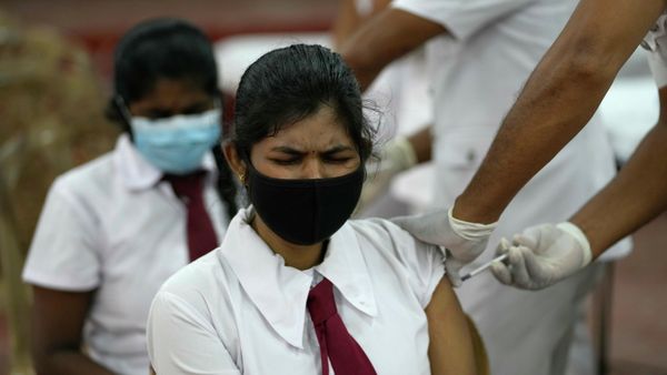 A Sri Lankan school student receives a COVID-19 vaccine in Colombo, Sri Lanka, Friday, Oct. 15, 2021. Sri Lanka is vaccinating 18- and 19-year-olds against the coronavirus as it expands the shots to students. After beginning with older people, Sri Lanka has now vaccinated 57% of its 22 million population. - Sputnik International