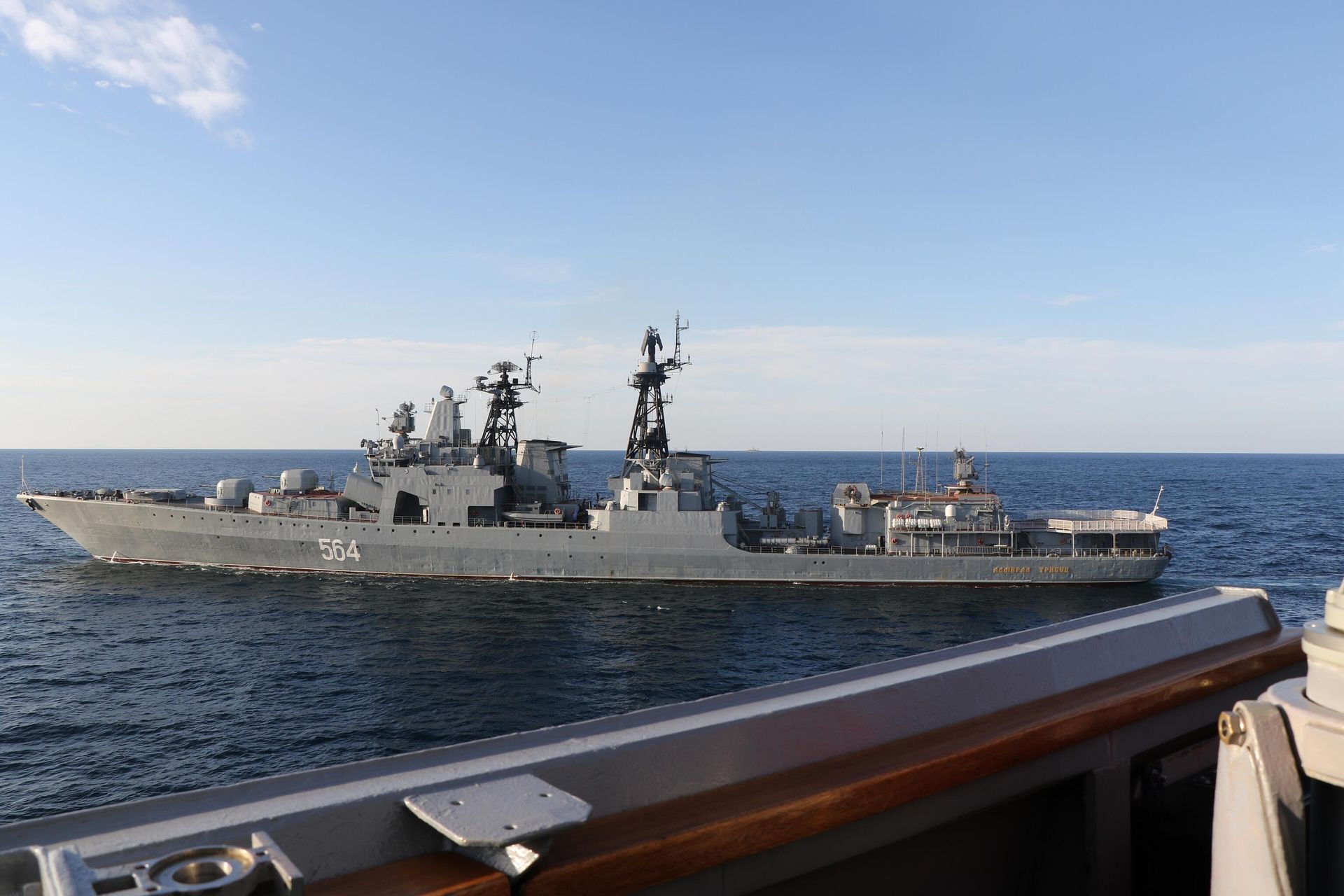 SEA OF JAPAN (Oct. 15, 2021) A Russian Udaloy-class destroyer interacts with USS Chafee (DDG 90), while Chafee conducts routine operations in international waters in the Sea of Japan. (U.S. Navy photo) SEA OF JAPAN (Oct. 15, 2021) A Russian Udaloy-class destroyer interacts with USS Chafee (DDG 90), while Chafee conducts routine operations in international waters in the Sea of Japan. (U.S. Navy photo) - Sputnik International, 1920, 15.10.2021