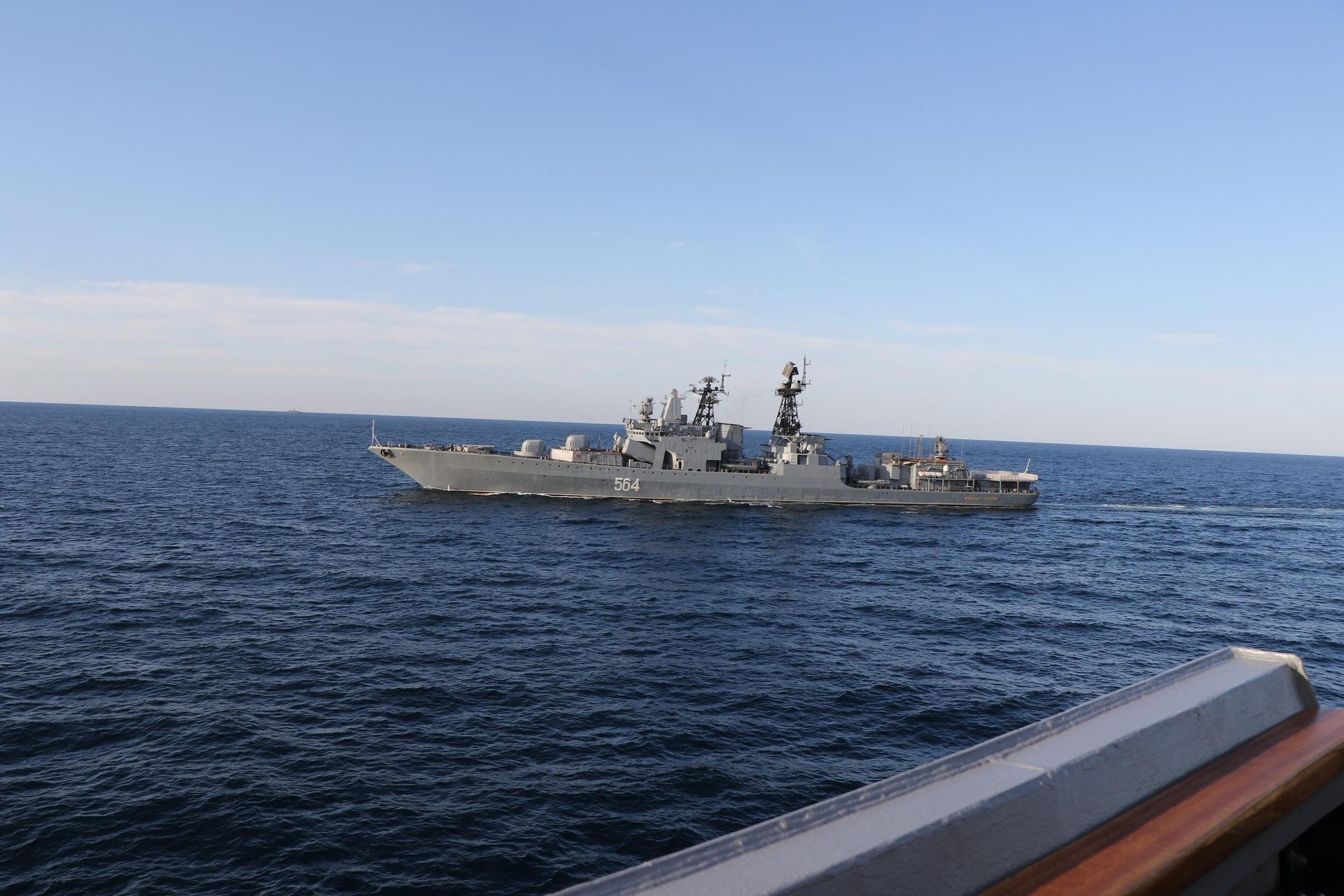 SEA OF JAPAN (Oct. 15, 2021) A Russian Udaloy-class destroyer interacts with USS Chafee (DDG 90), while Chafee conducts routine operations in international waters in the Sea of Japan. (U.S. Navy photo) SEA OF JAPAN (Oct. 15, 2021) A Russian Udaloy-class destroyer interacts with USS Chafee (DDG 90), while Chafee conducts routine operations in international waters in the Sea of Japan. (U.S. Navy photo) - Sputnik International, 1920, 15.10.2021