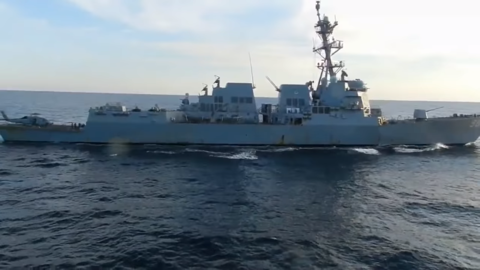 The American destroyer USS Chafee, filmed from 60 meters away by the Russian large anti-submarine ship Admiral Tributs, during an encounter in Peter the Great Gulf on October 15, 2021. The Chafee was threatening to violate Russian territorial waters and being warned away. The American destroyer USS Chafee, filmed from 60 meters away by the Russian large anti-submarine ship Admiral Tributs, during an encounter in Peter the Great Gulf on October 15, 2021. The Chafee was threatening to violate Russian territorial waters and being warned away. - Sputnik International, 1920, 15.10.2021