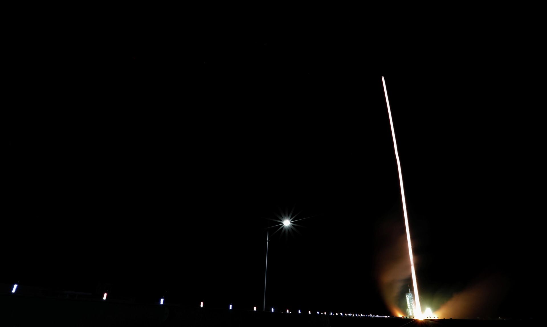 The Long March-2F Y13 rocket, carrying the Shenzhou-13 spacecraft and three astronauts in China's second crewed mission to build its own space station, launches at Jiuquan Satellite Launch Center near Jiuquan, Gansu province, China October 16, 2021. - Sputnik International, 1920, 16.10.2021