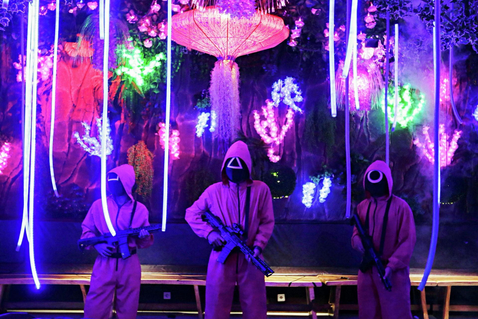 Staff members wearing 'Squid Game' costumes stand guard at Strawberry Cafe in Jakarta, Indonesia, October 15, 2021. - Sputnik International, 1920, 20.10.2021