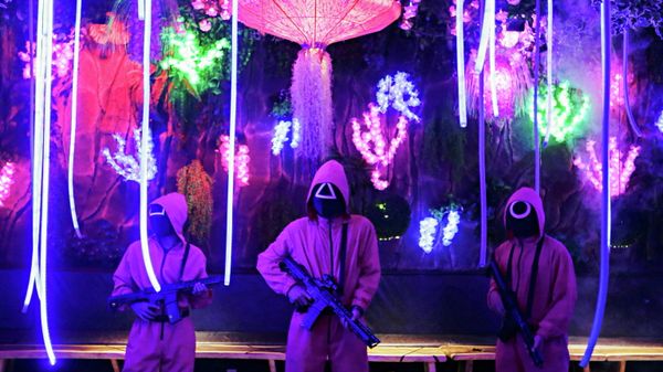 Staff members wearing 'Squid Game' costumes stand guard at Strawberry Cafe in Jakarta, Indonesia, October 15, 2021. - Sputnik International