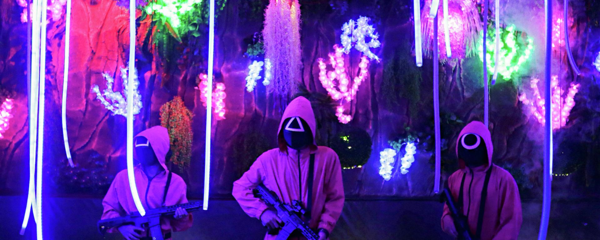 Staff members wearing 'Squid Game' costumes stand guard at Strawberry Cafe in Jakarta, Indonesia, October 15, 2021. Staff members wearing 'Squid Game' costumes stand guard at Strawberry Cafe in Jakarta, Indonesia, October 15, 2021. - Sputnik International, 1920, 16.10.2021